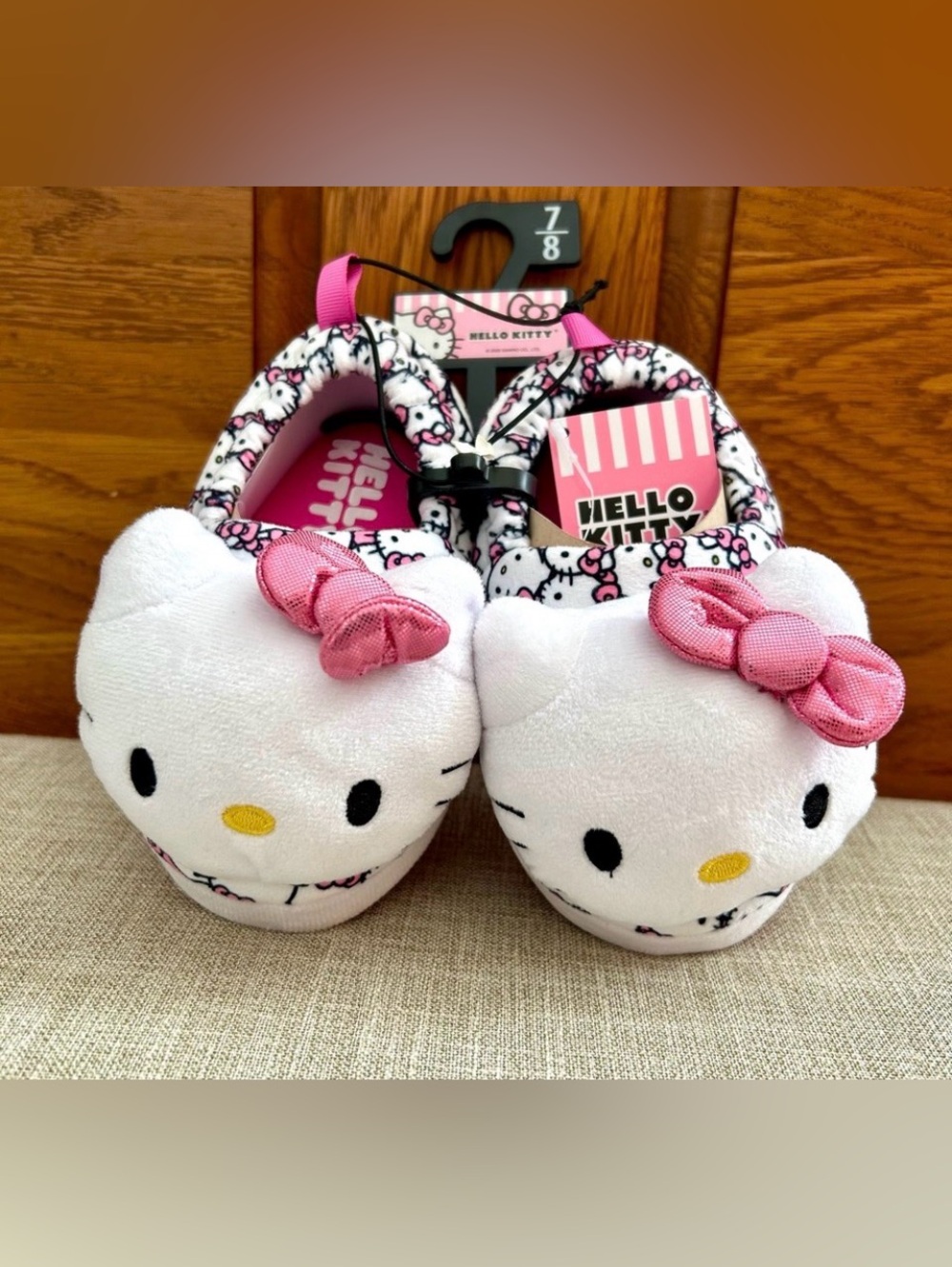 kids  toddler Sanrio hello kitty slippers size 7/8